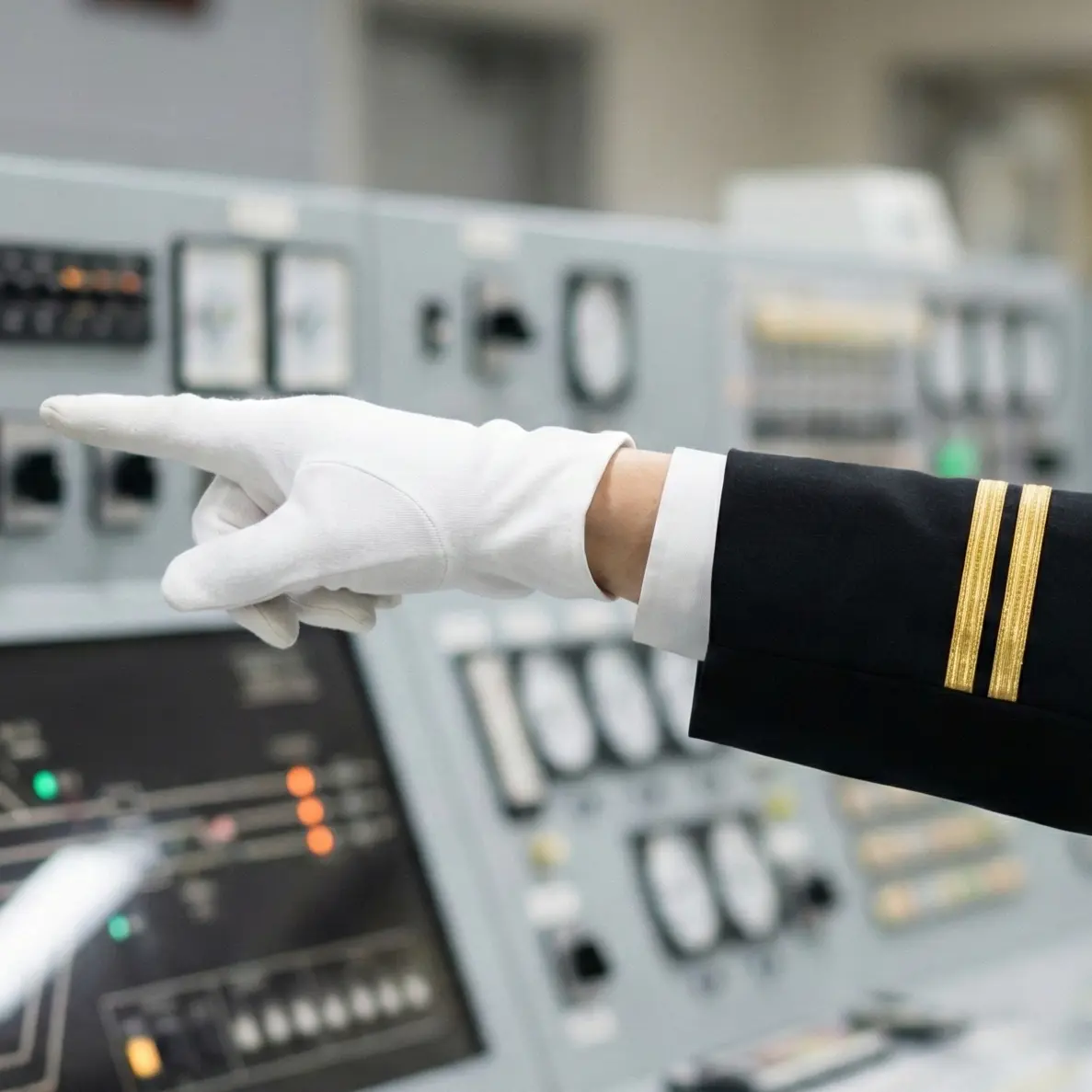 鉄道指令室でCTC表示盤を指差確認する指令員の手元